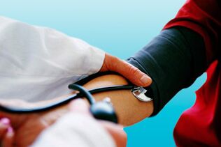 A vérnyomás tonométerrel történő mérésével az orvos kimutathatja a magas vérnyomást a páciensben. 